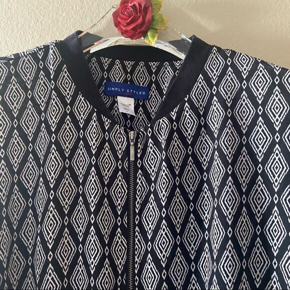 Simply Styled Lightweight Bomber Jacket - Picture 4 of 8